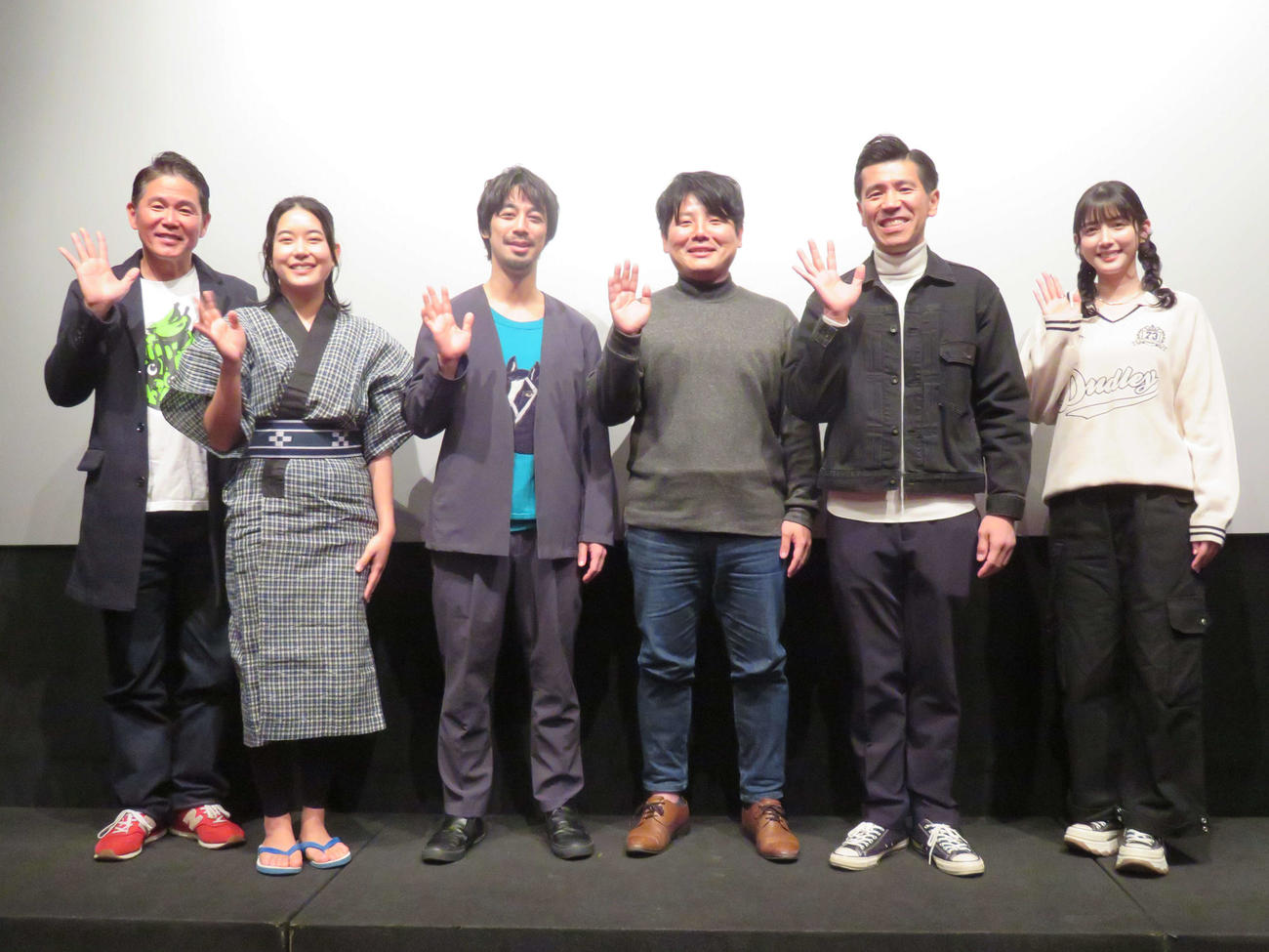 与那国町地域発信型映画「かでぃんま」完成記念上映会に登壇した、左からガレッジセール川田広樹、東盛あいか監督、カトウシンスケ、平一紘監督、照屋年之監督、松田るか（撮影・村上幸将）