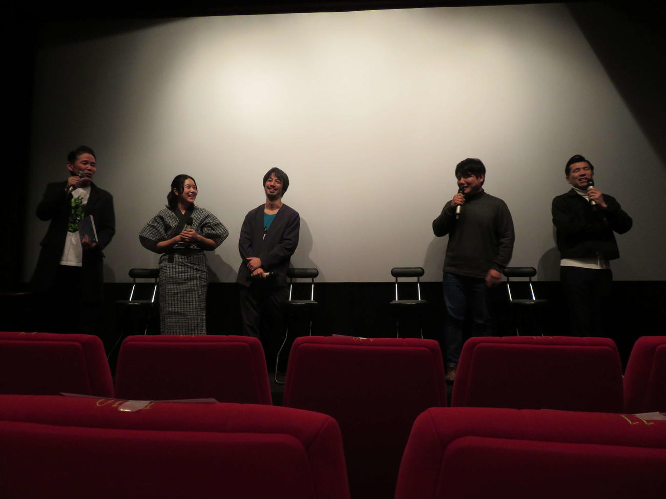 与那国町地域発信型映画「かでぃんま」完成記念上映会に登壇した、左からガレッジセール川田広樹、東盛あいか監督、カトウシンスケ、平一紘監督、照屋年之監督（撮影・村上幸将）