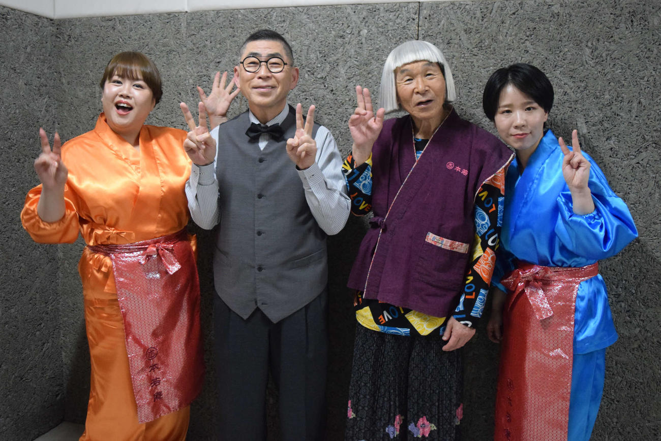 「大阪ほんわかテレビ」の公開収録に出演した、左から）天才ピアニストますみ、桂南光、間寛平、天才ピアニスト竹内知咲（撮影・阪口孝志）