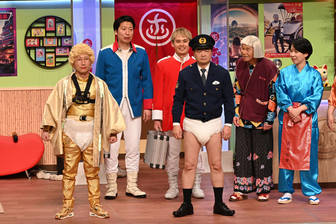 「大阪ほんわかテレビ」の公開収録に出演した、前列左から）すっちー、月亭方正
