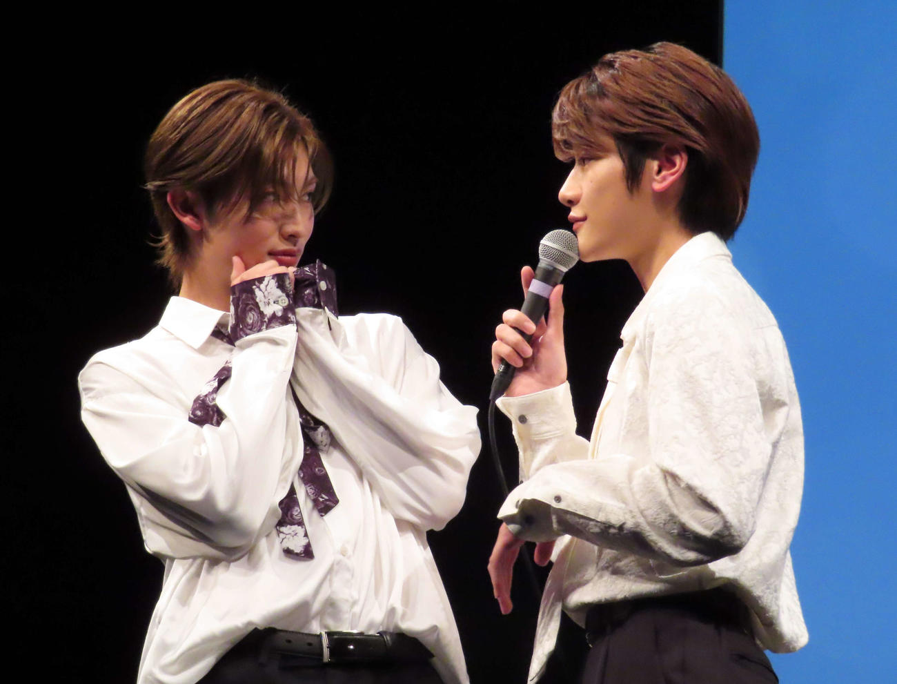 「熱愛プリンス」1話先行上映＆トークイベントで、芳賀柊斗（右）から胸キュンせりふを受ける増子敦貴