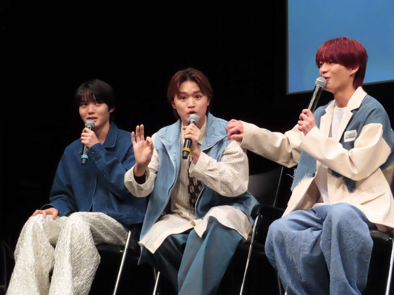 「熱愛プリンス」1話先行上映＆トークイベントで、グループ内の上下関係を否定する大倉空人。左は小泉光咲、右は杢代和人