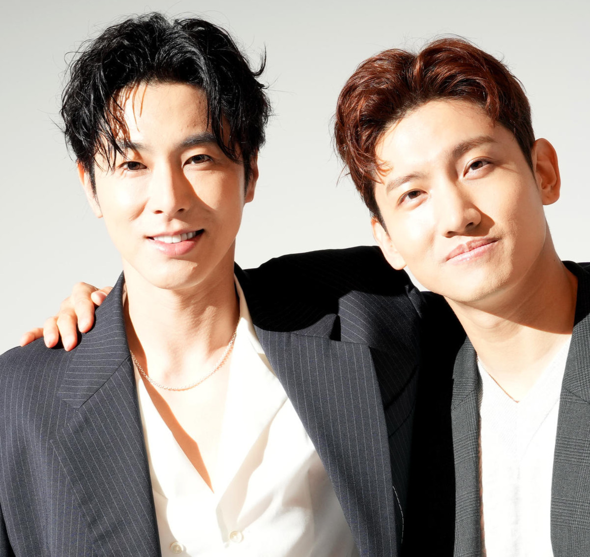 東方神起のユンホ（左）とチャンミン（2023年6月撮影）