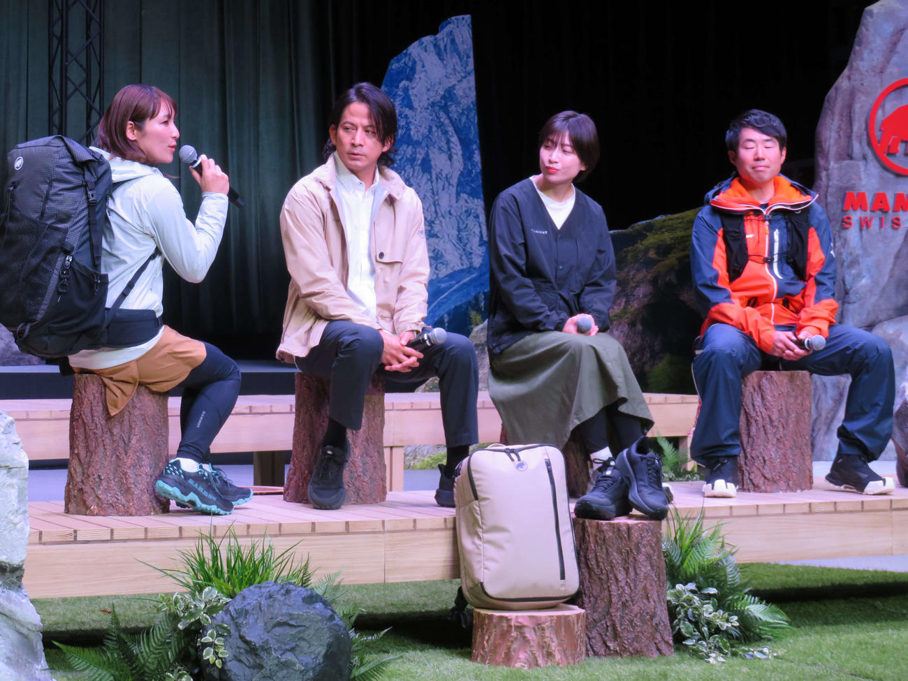 マムート2025年春夏コレクション発表会に登場した、左から小林由佳氏、岡田准一、南沢奈央、三戸呂拓也氏（撮影・村上幸将）