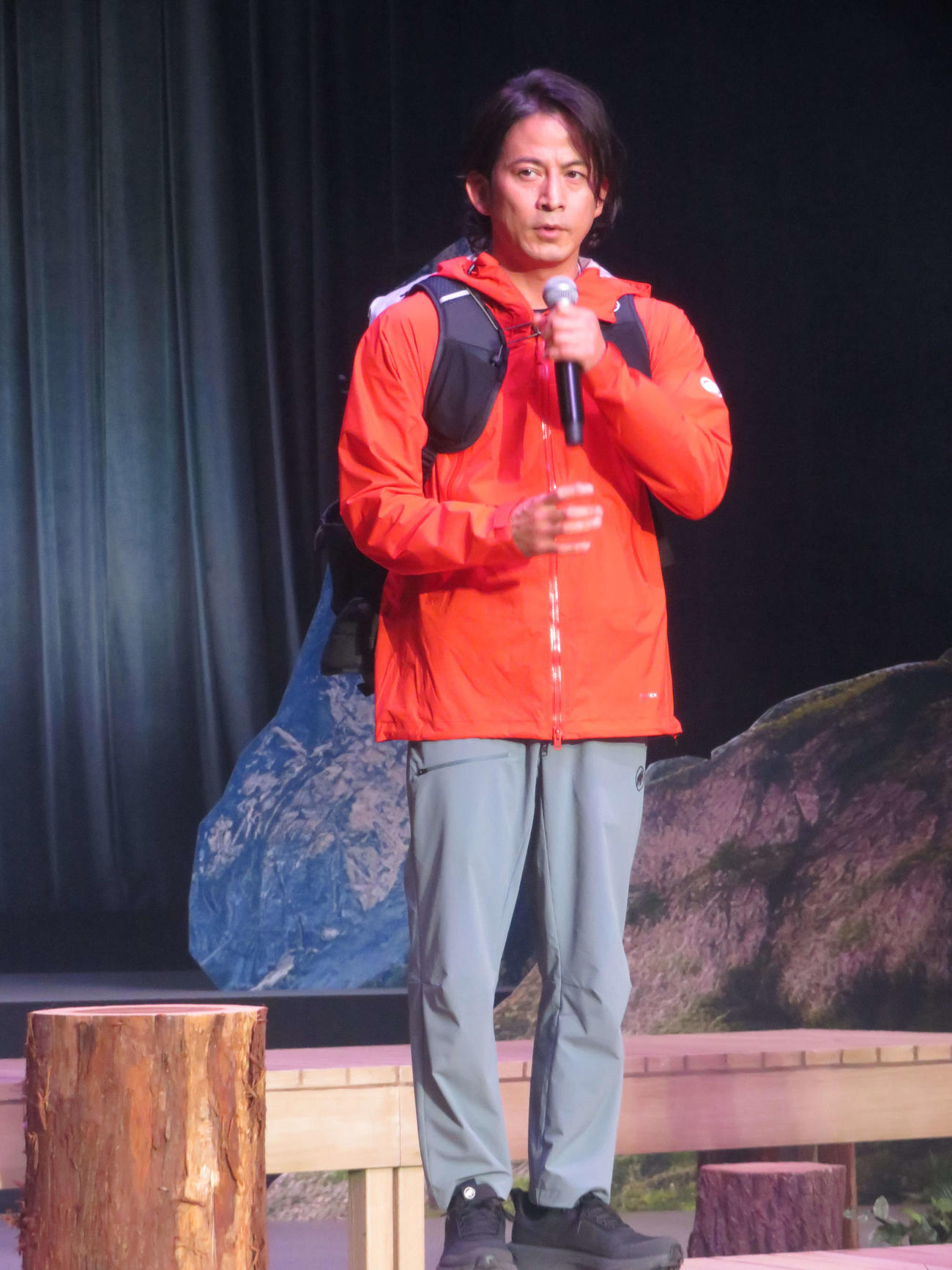 マムート2025年春夏コレクション発表会に登場した岡田准一（撮影・村上幸将）