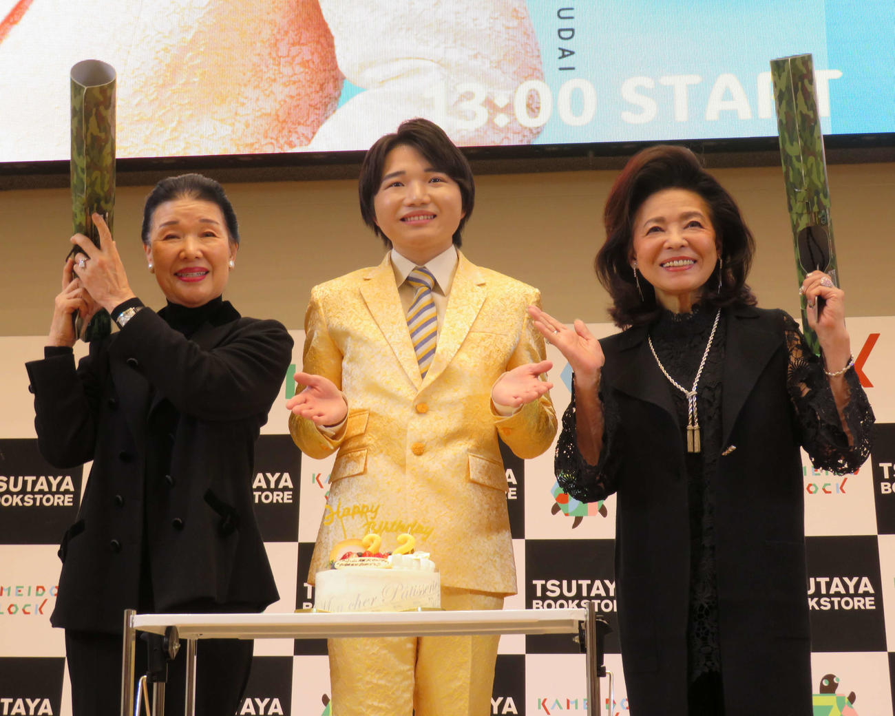 22歳の誕生日に新曲「じゃがいもの花」の発売記念イベントを行った小山雄大（中央）。作詞した、さわだすずこ（左）と師匠の松前ひろ子