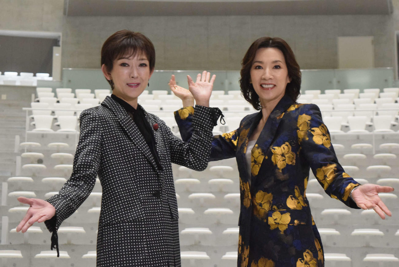 大阪・関西万博EXPOホール「シャインハット」での公演を心待ちにする真琴つばさ（右）と姿月あさと（撮影・阪口孝志）