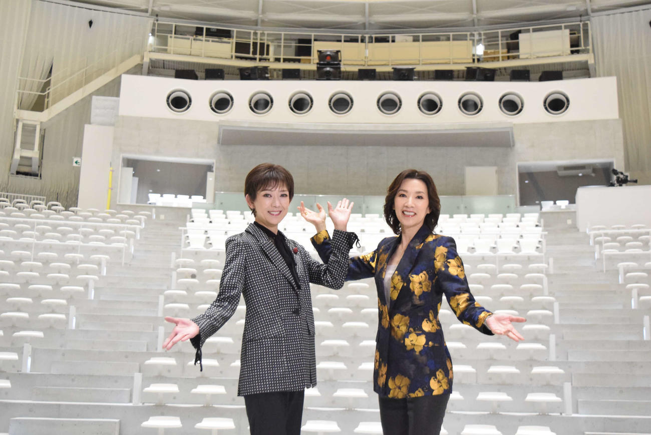 大阪・関西万博EXPOホール「シャインハット」での公演を心待ちにする真琴つばさ（右）と姿月あさと（撮影・阪口孝志）