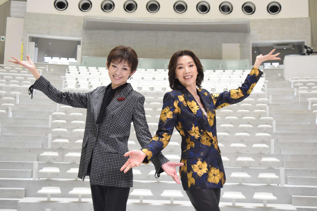 大阪・関西万博EXPOホール「シャインハット」での公演を心待ちにする真琴つばさ（右）と姿月あさと（撮影・阪口孝志）