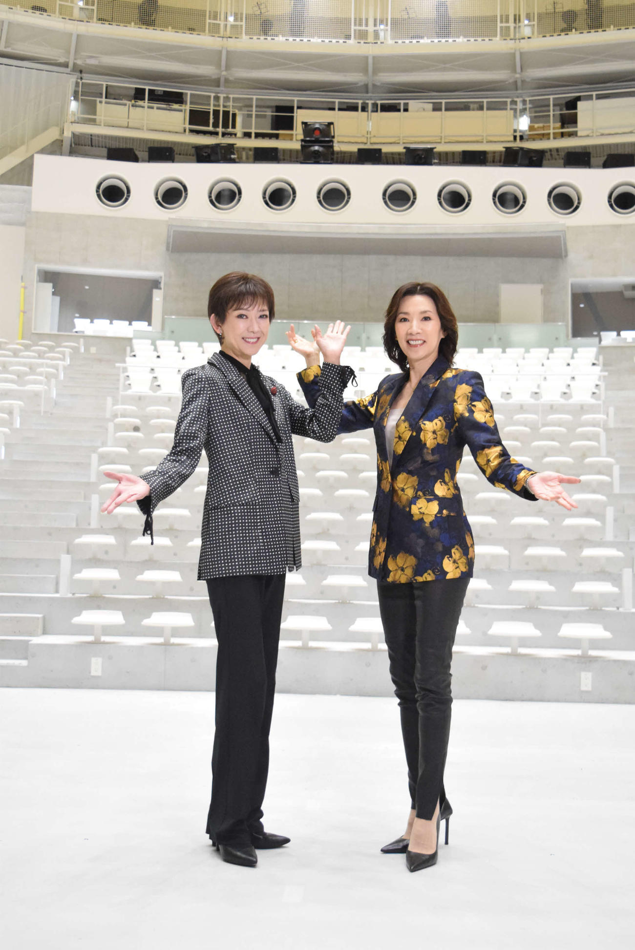 大阪・関西万博EXPOホール「シャインハット」での公演を心待ちにする真琴つばさ（右）と姿月あさと（撮影・阪口孝志）