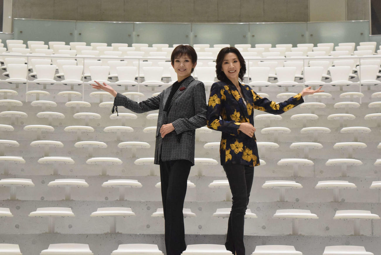 大阪・関西万博EXPOホール「シャインハット」での公演を心待ちにする真琴つばさ（右）と姿月あさと（撮影・阪口孝志）