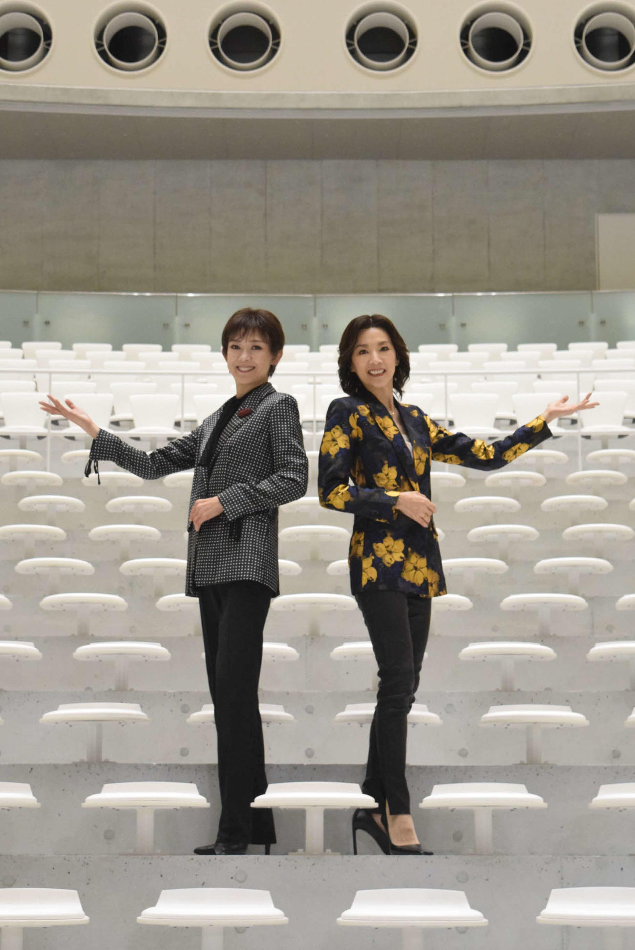 大阪・関西万博EXPOホール「シャインハット」での公演を心待ちにする真琴つばさ（右）と姿月あさと（撮影・阪口孝志）