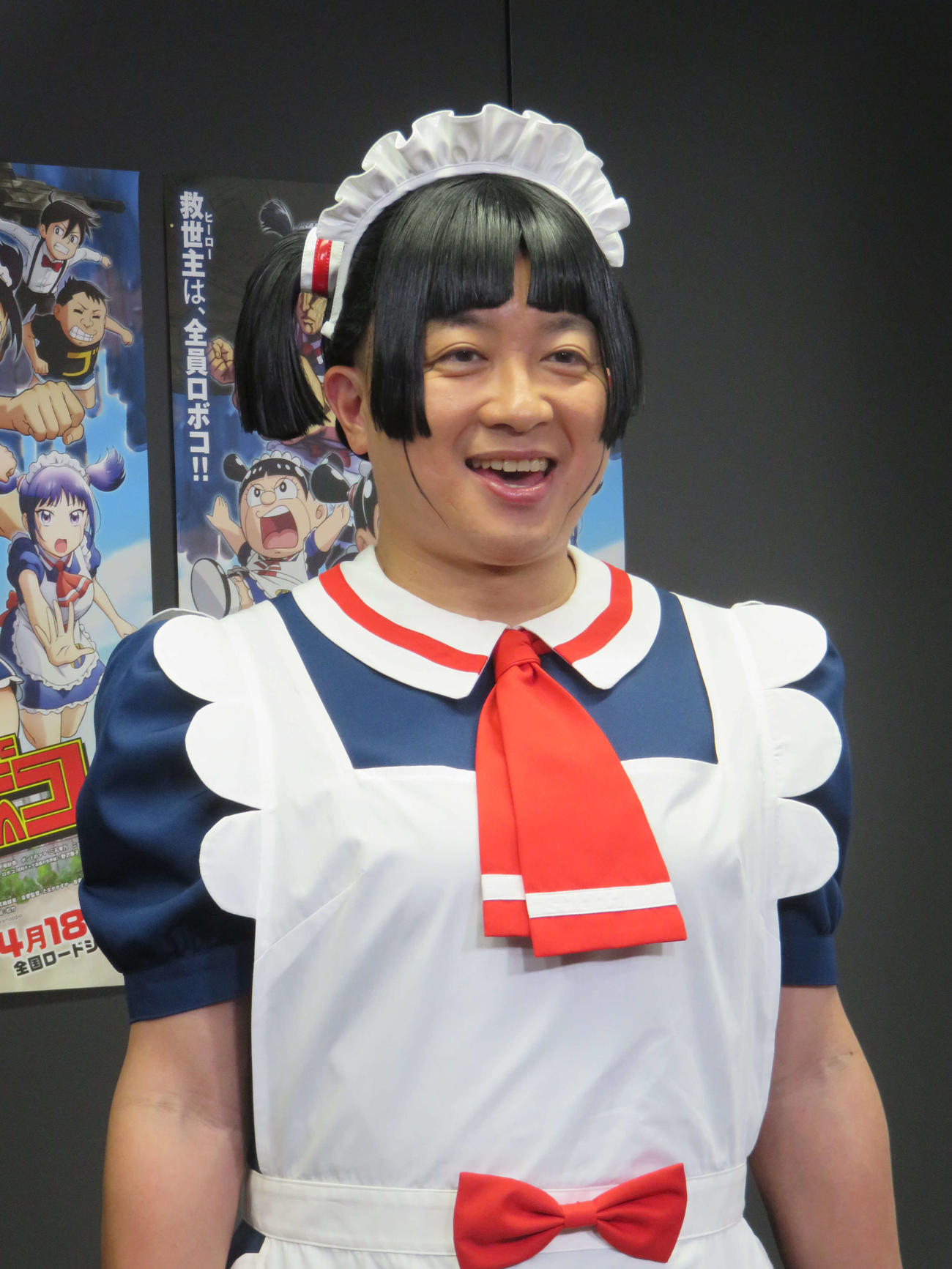 声優を務める劇場版「僕とロボコ」の囲み取材に応じたチョコレートプラネット松尾駿は、ロボコ衣装でポーズ