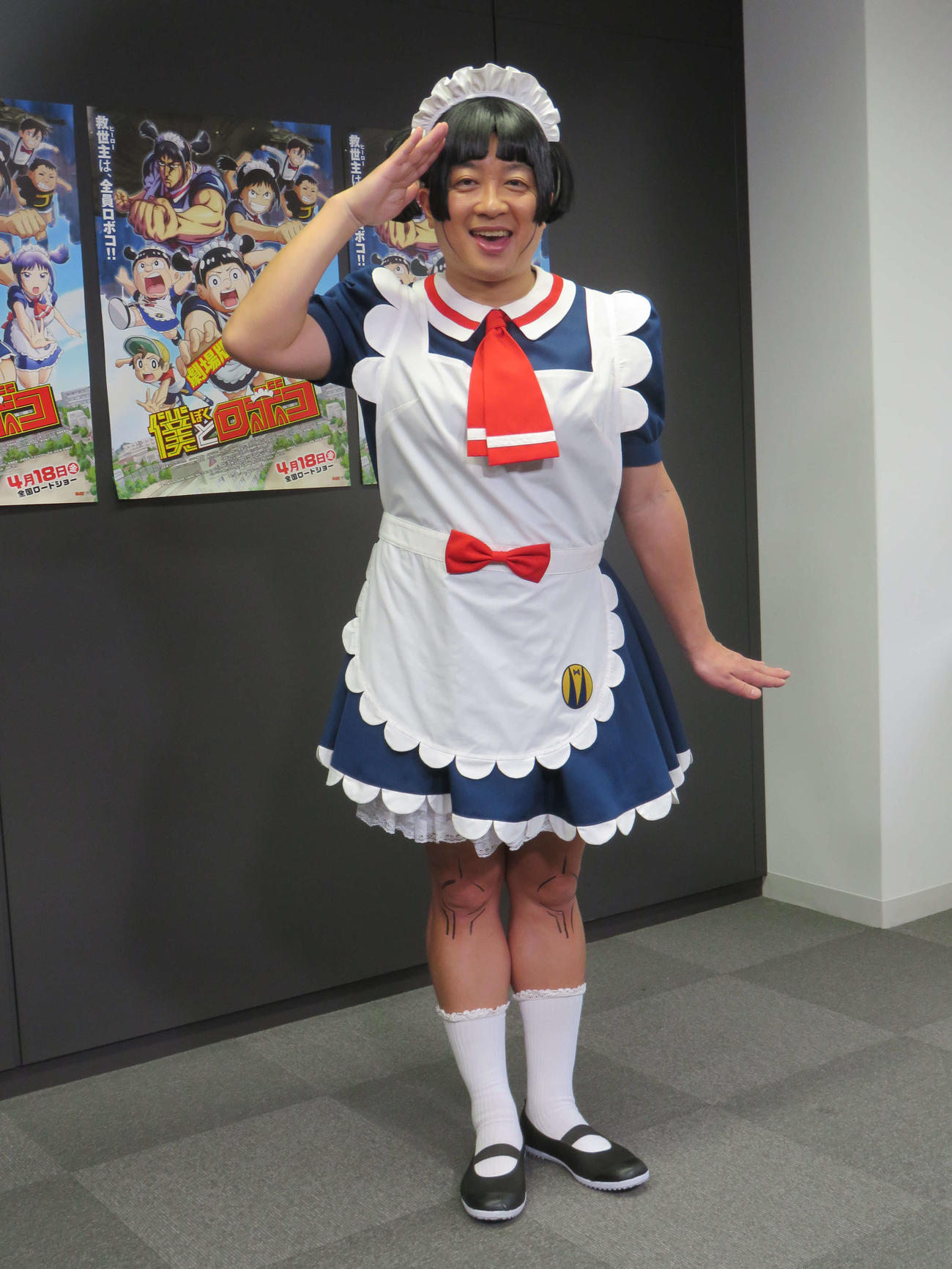 声優を務める劇場版「僕とロボコ」の囲み取材に応じたチョコレートプラネット松尾駿は、ロボコ衣装でポーズ