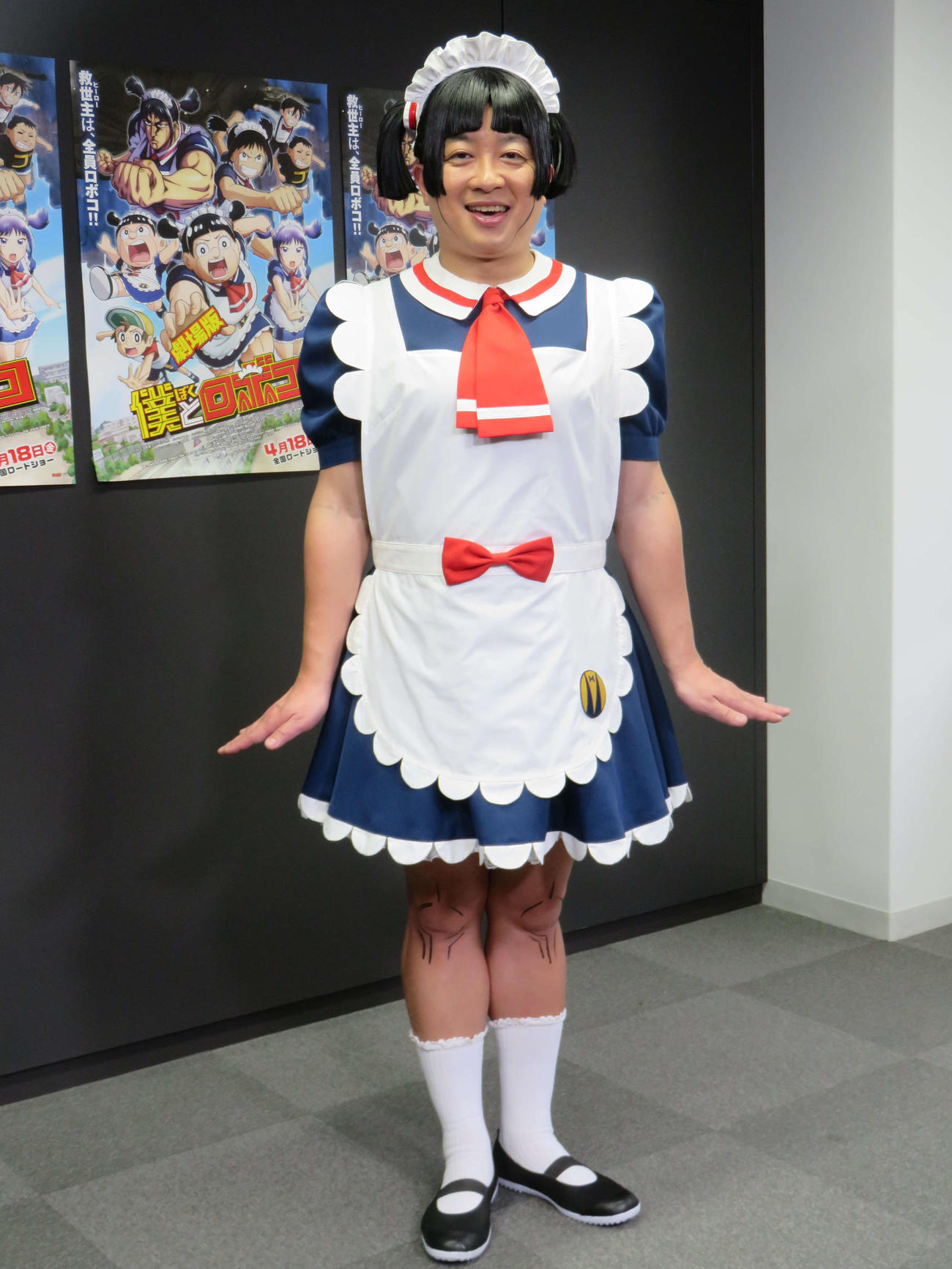 声優を務める劇場版「僕とロボコ」の囲み取材に応じたチョコレートプラネット松尾駿は、ロボコ衣装でポーズ