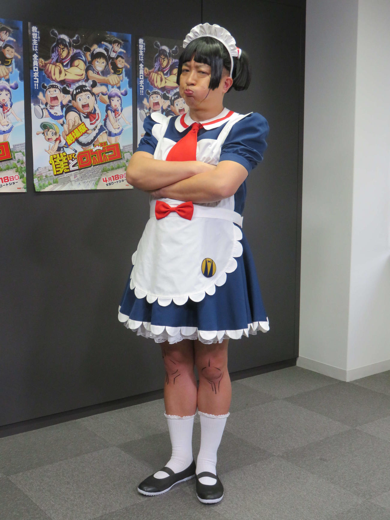 声優を務める劇場版「僕とロボコ」の囲み取材に応じたチョコレートプラネット松尾駿は、ロボコ衣装でポーズ