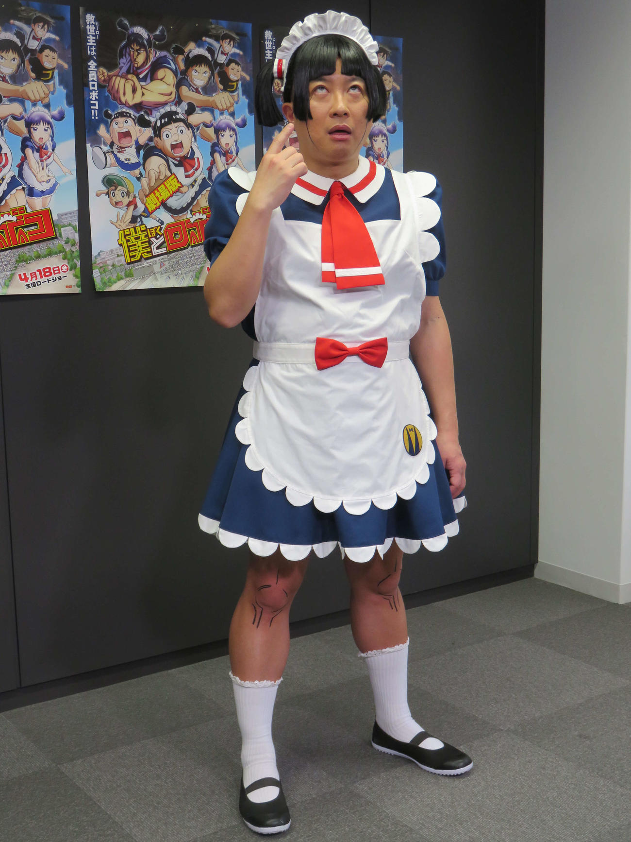 声優を務める劇場版「僕とロボコ」の囲み取材に応じたチョコレートプラネット松尾駿は、ロボコ衣装でポーズ