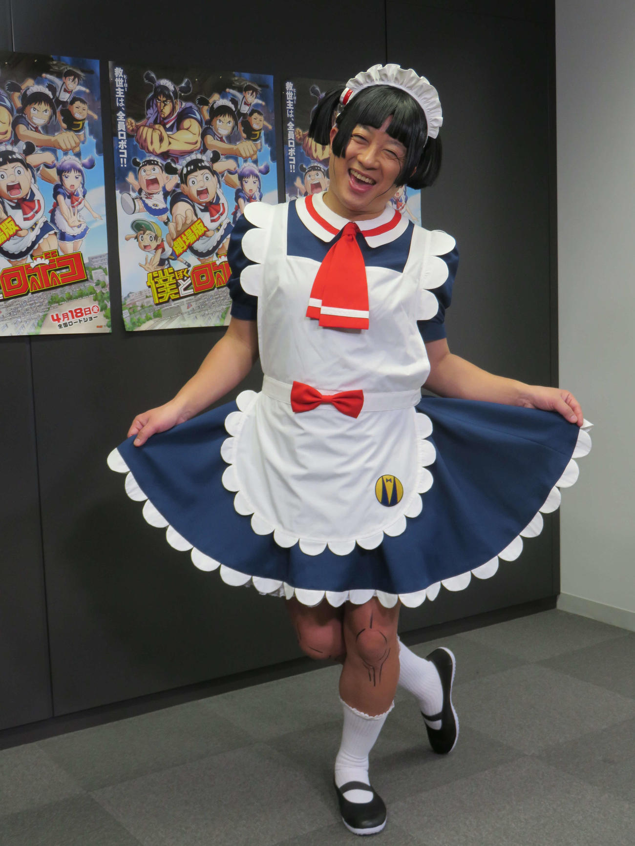 声優を務める劇場版「僕とロボコ」の囲み取材に応じたチョコレートプラネット松尾駿は、ロボコ衣装でポーズ