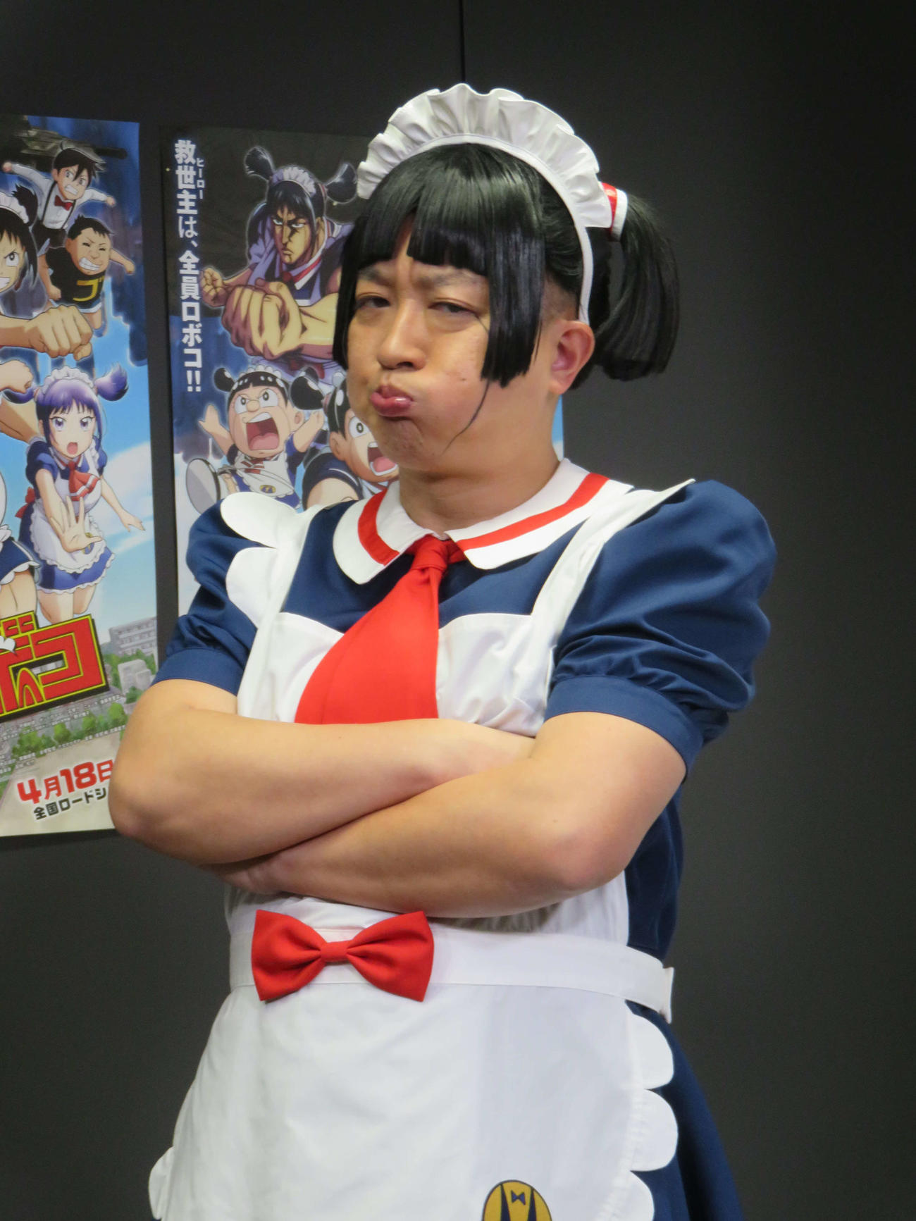 声優を務める劇場版「僕とロボコ」の囲み取材に応じたチョコレートプラネット松尾駿は、ロボコ衣装でポーズ