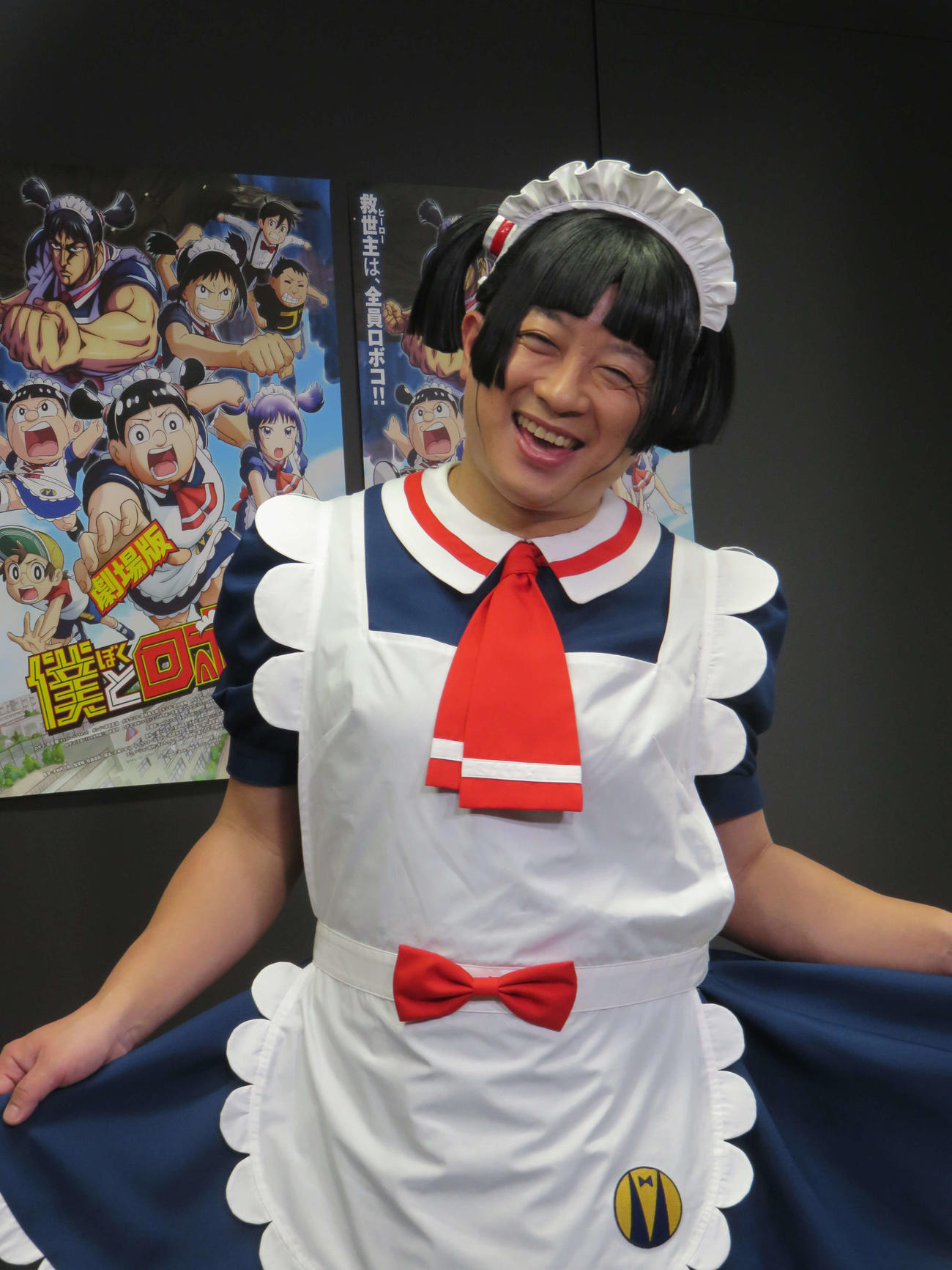 声優を務める劇場版「僕とロボコ」の囲み取材に応じたチョコレートプラネット松尾駿は、ロボコ衣装でポーズ