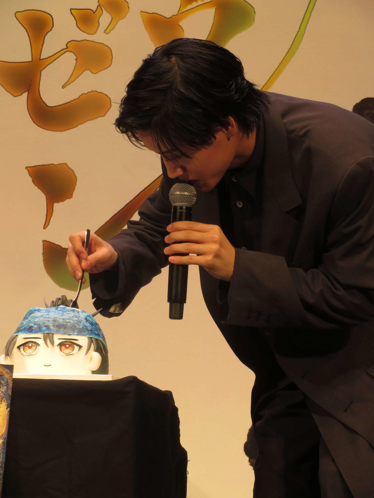 映画「ヨウゼン」完成披露試写会でケーキを食べる佐野晶哉