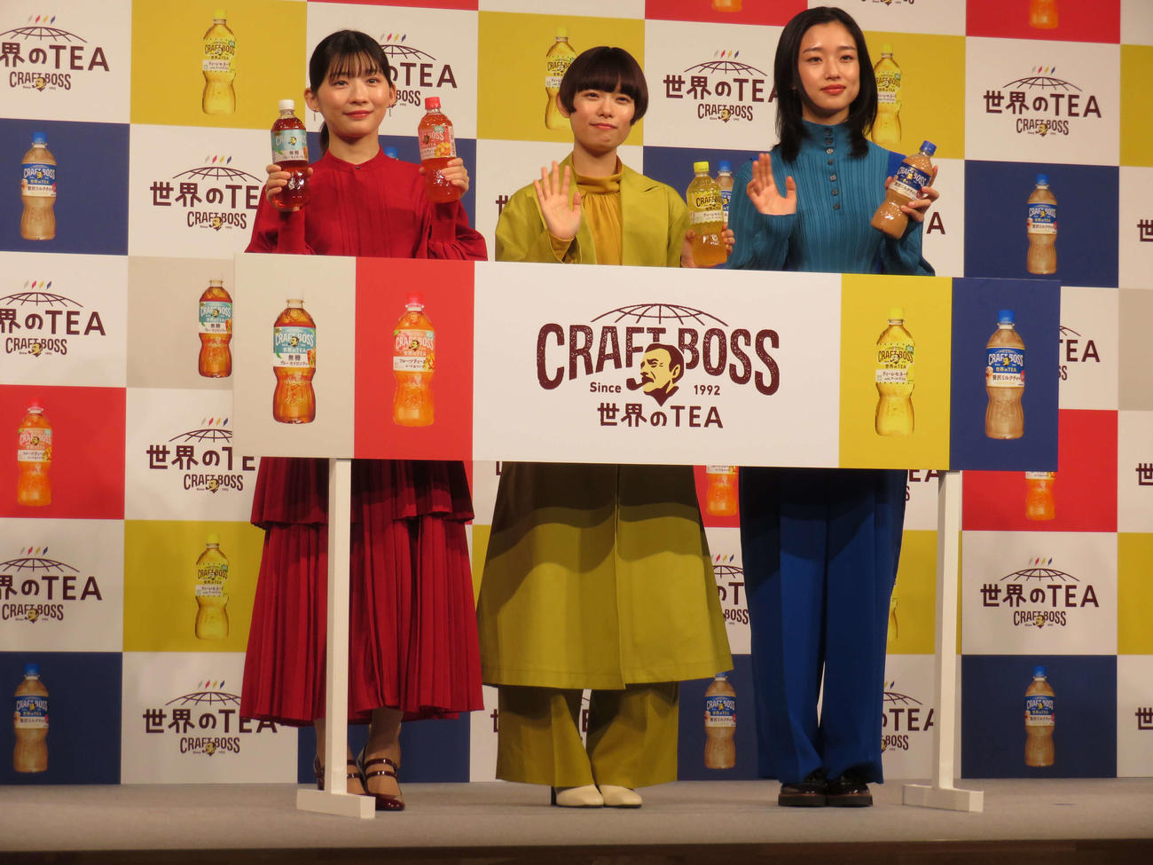 サントリー「クラフトボス　世界のTEA」新商品＆新CM発表会に出席した、左から伊藤沙莉、杉咲花、河合優実（撮影・村上幸将）