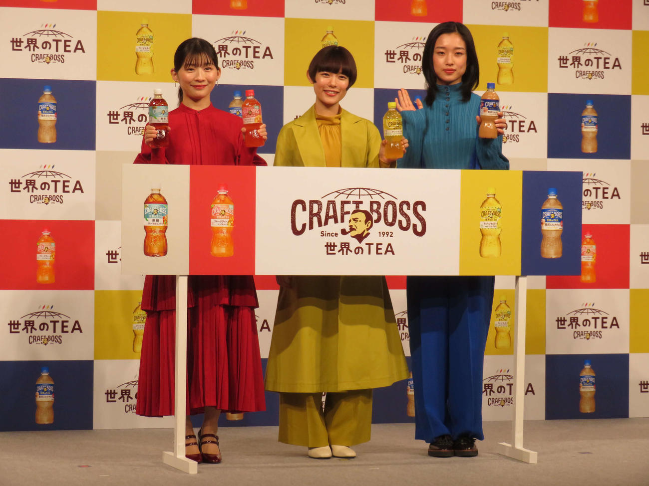 サントリー「クラフトボス　世界のTEA」新商品＆新CM発表会に出席した、左から伊藤沙莉、杉咲花、河合優実（撮影・村上幸将）