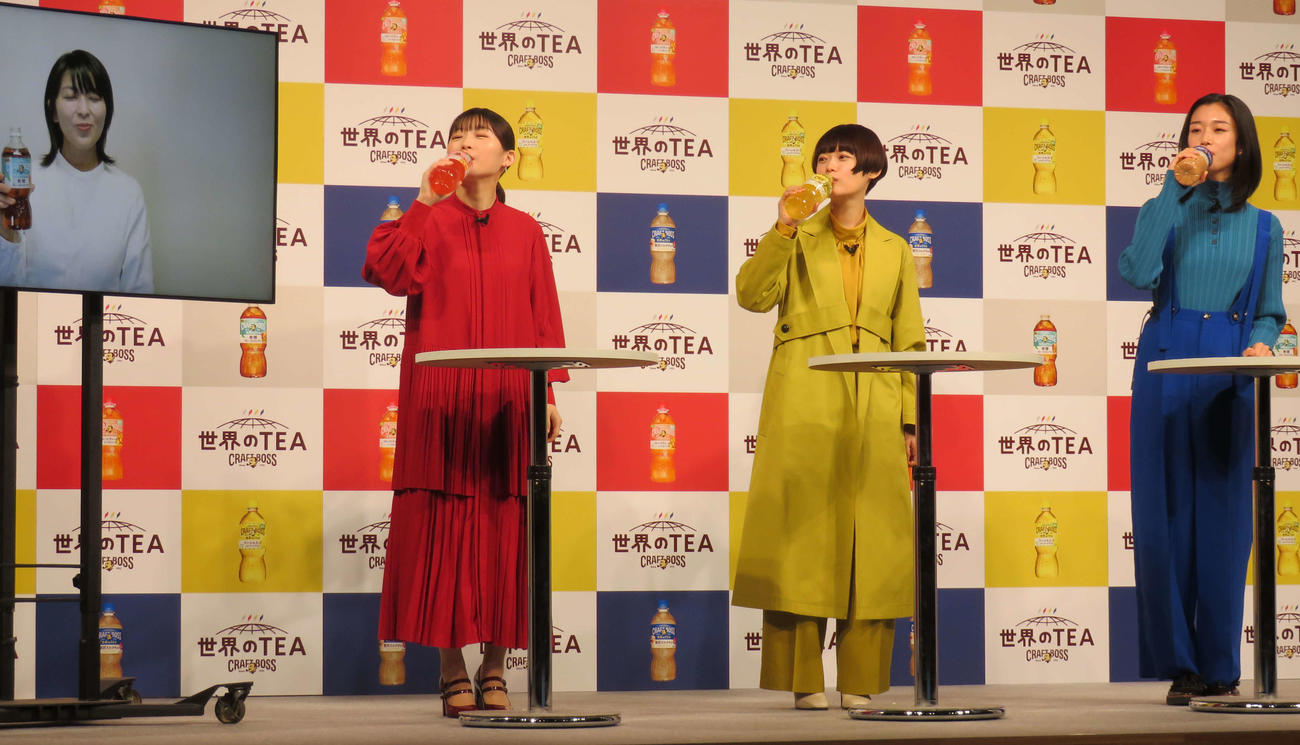 サントリー「クラフトボス　世界のTEA」新商品＆新CM発表会に出席した、左から伊藤沙莉、杉咲花、河合優実（撮影・村上幸将）