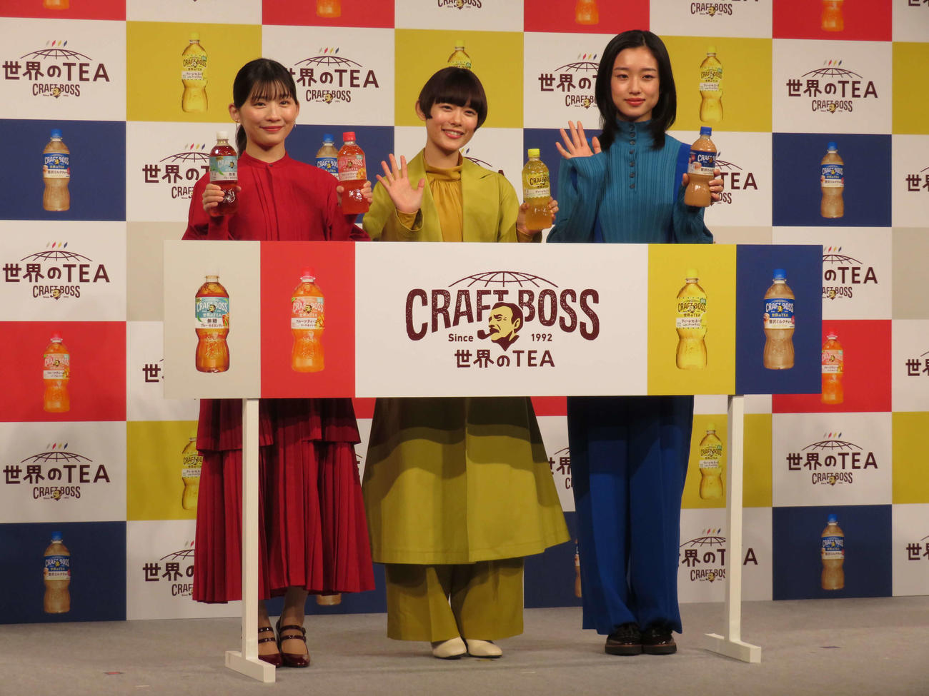 サントリー「クラフトボス　世界のTEA」新商品＆新CM発表会に出席した、左から伊藤沙莉、杉咲花、河合優実（撮影・村上幸将）