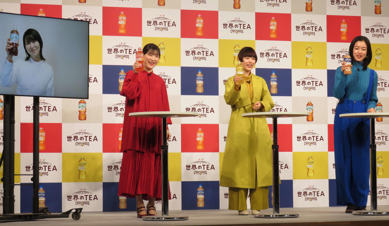 サントリー「クラフトボス　世界のTEA」新商品＆新CM発表会に出席した、左から伊藤沙莉、杉咲花、河合優実（撮影・村上幸将）