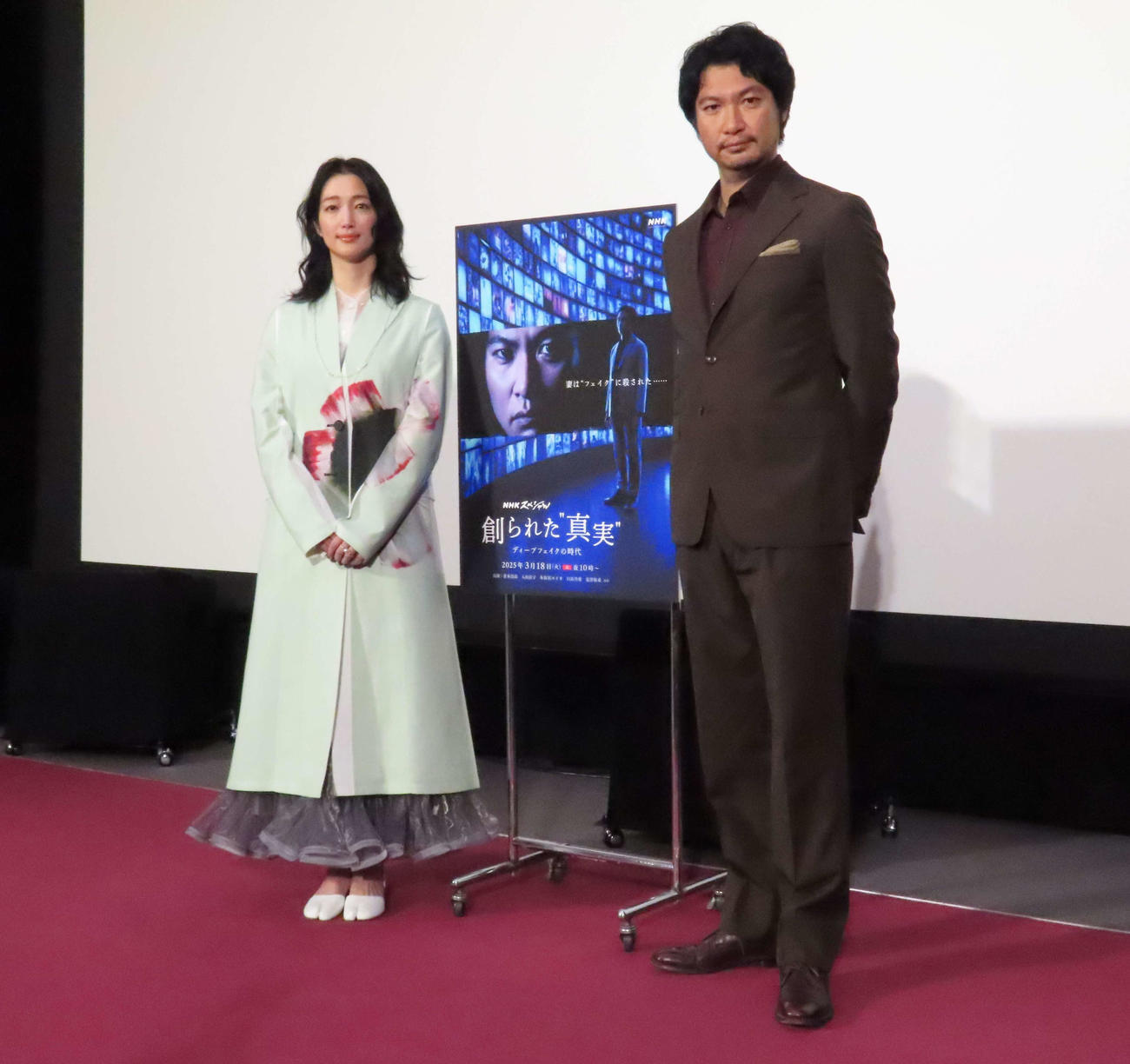 NHKスペシャル「創られた”真実”　ディープフェイクの時代」出演者会見に出席した入山法子（左）と青木崇高