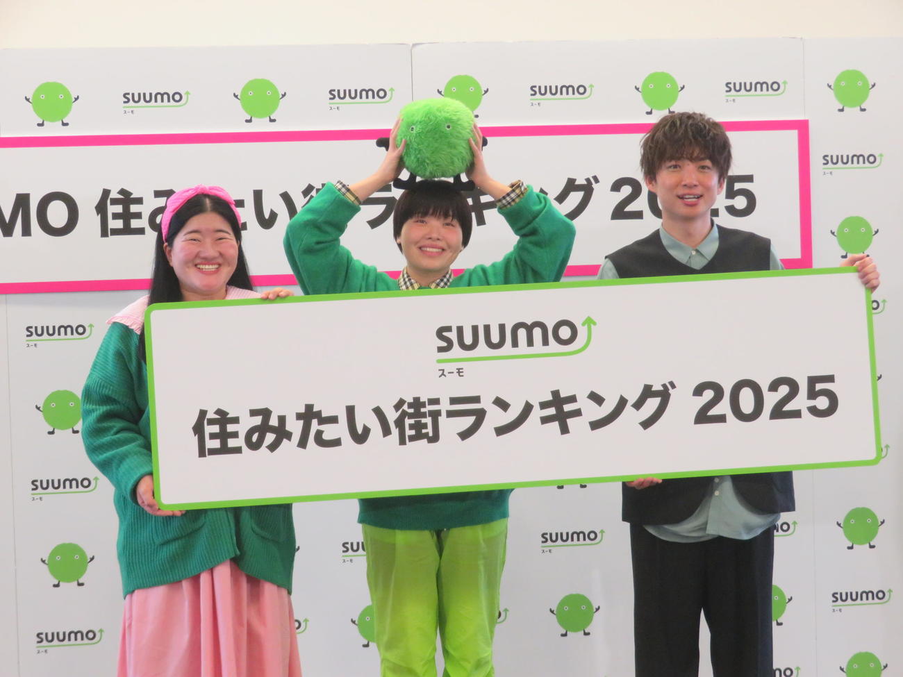「SUMO住みたい街ランキング2025首都圏版」発表会に出席した、左からよしこ、まひる、河井ゆずる