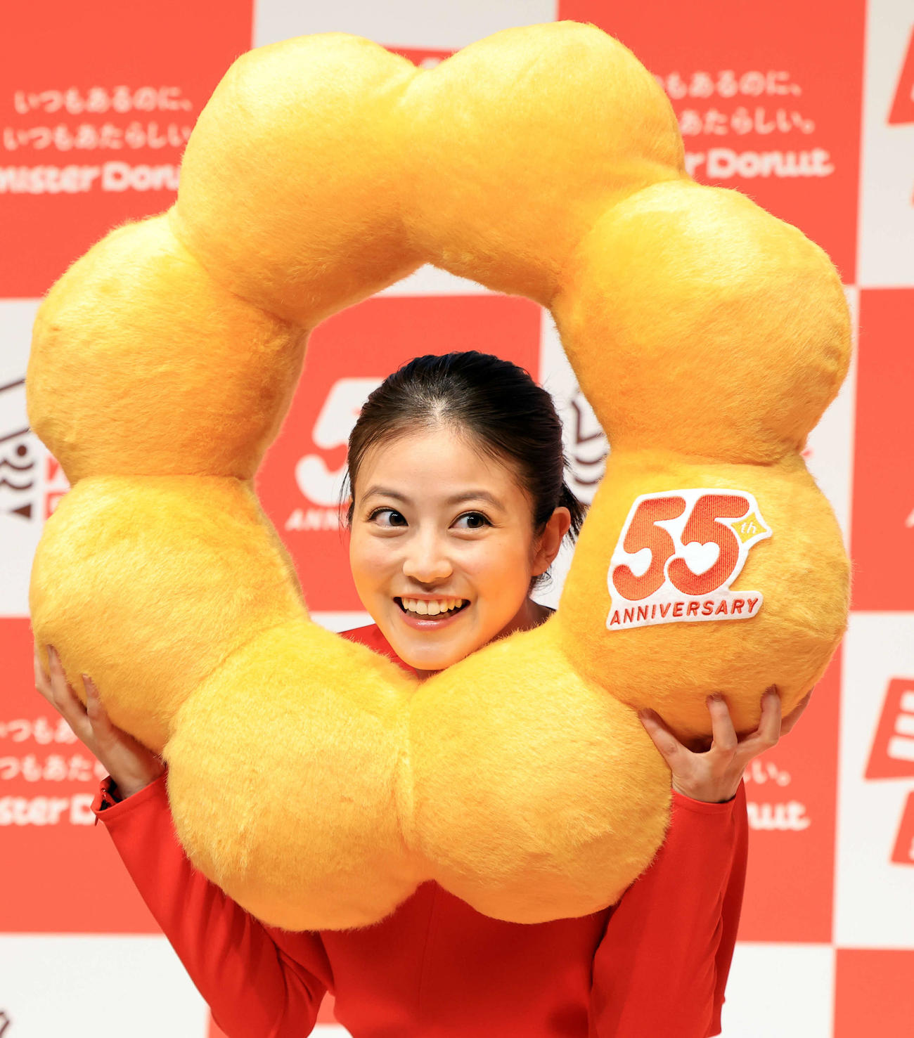 ミスタードーナツ「新ブランドスローガン＆新ブランドアンバサダー」発表会に登場した今田美桜はドーナツのクッションを贈られ穴から笑顔（撮影・浅見桂子）
