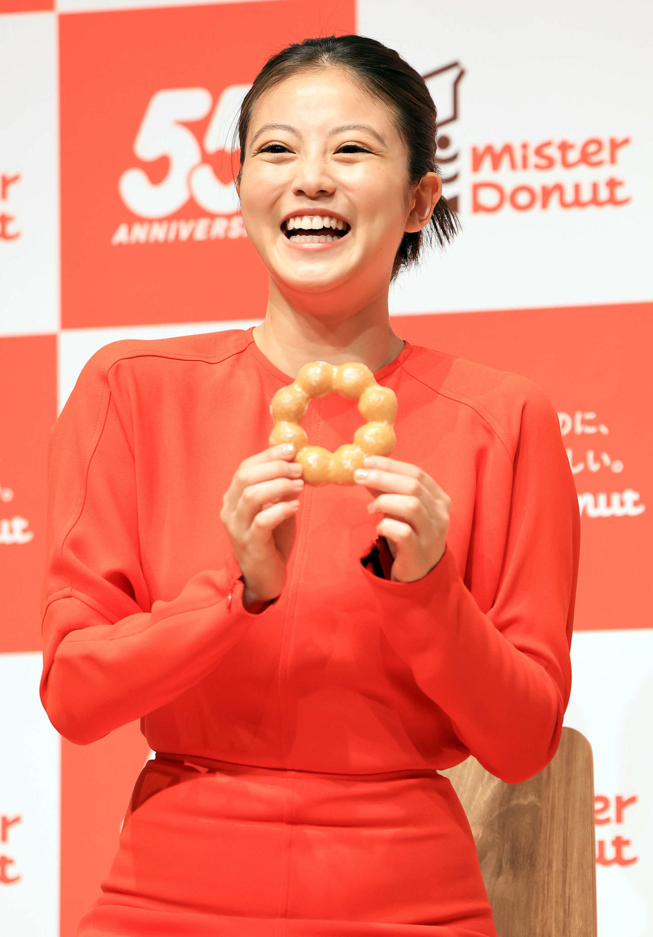 ミスタードーナツ「新ブランドスローガン＆新ブランドアンバサダー」発表会に登場した今田美桜はドーナツを手に笑顔（撮影・浅見桂子）