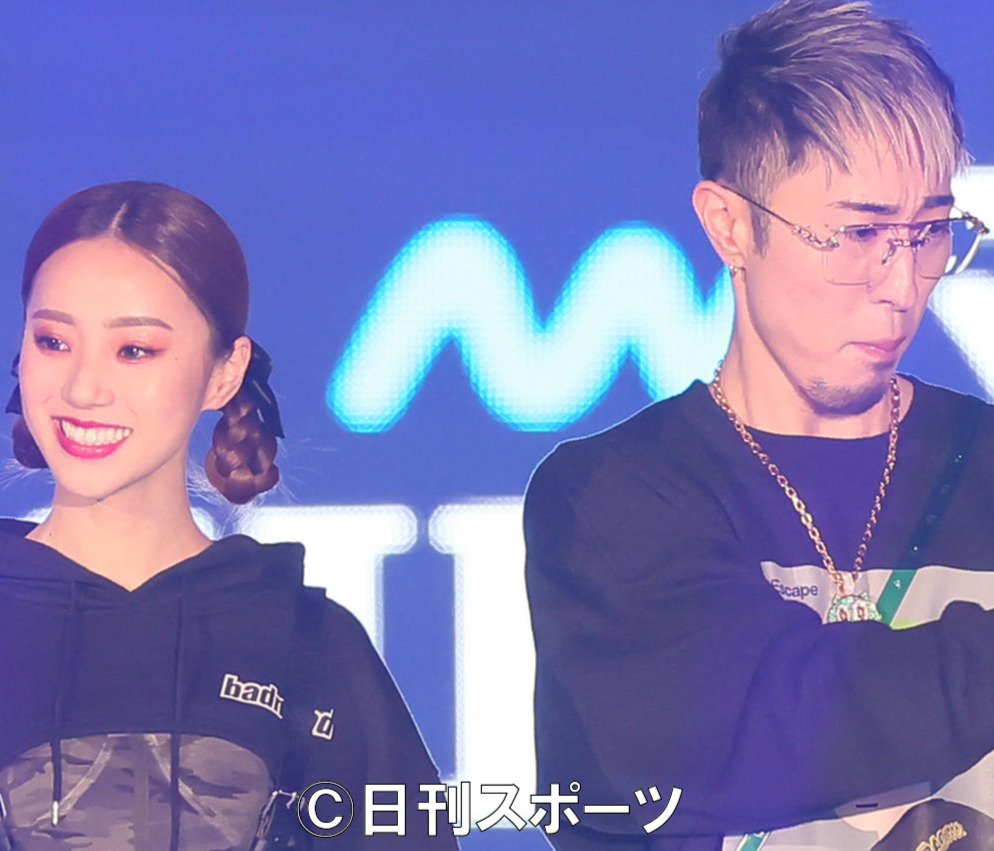 中町兄妹。右が兄の中町JP、左が妹の中町綾（2023年撮影）