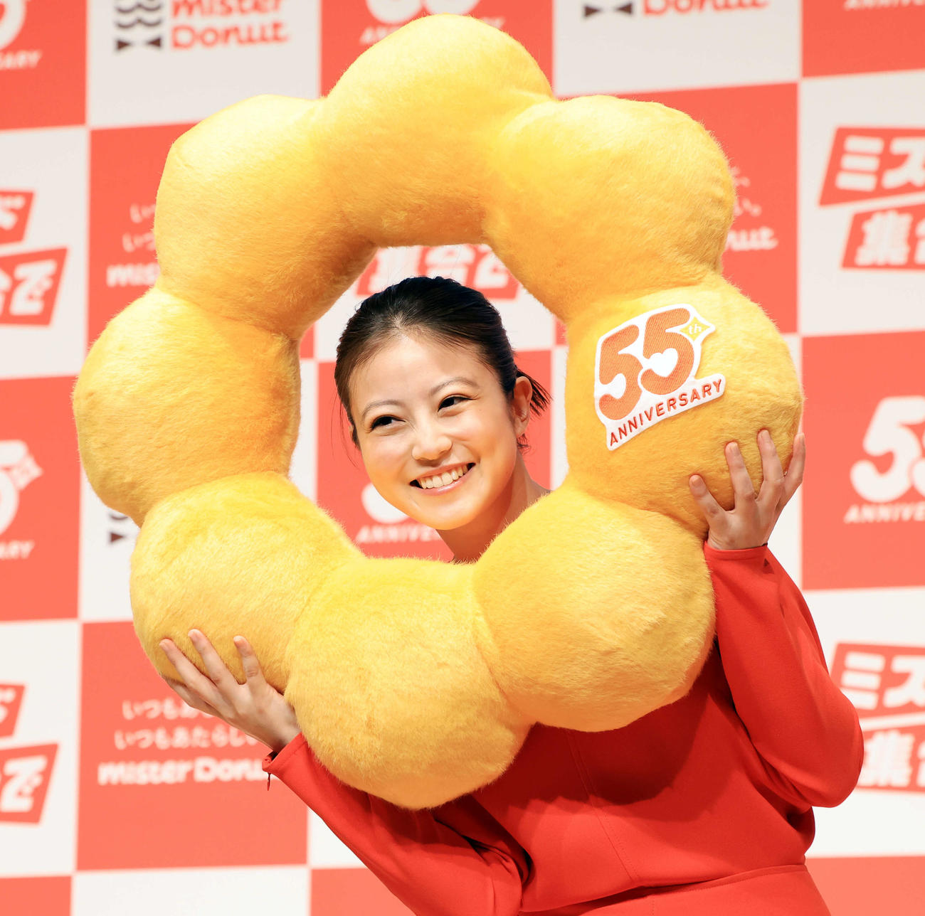 ミスタードーナツ「新ブランドスローガン＆新ブランドアンバサダー」発表会に登場した今田美桜はドーナツのクッションを贈られ穴から笑顔（撮影・浅見桂子）