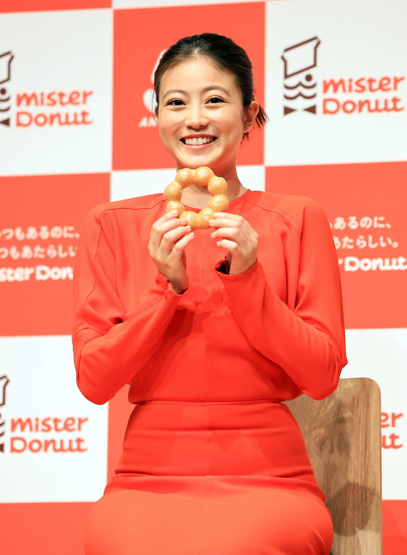 ミスタードーナツ「新ブランドスローガン＆新ブランドアンバサダー」発表会に登場した今田美桜はドーナツを手に笑顔（撮影・浅見桂子）