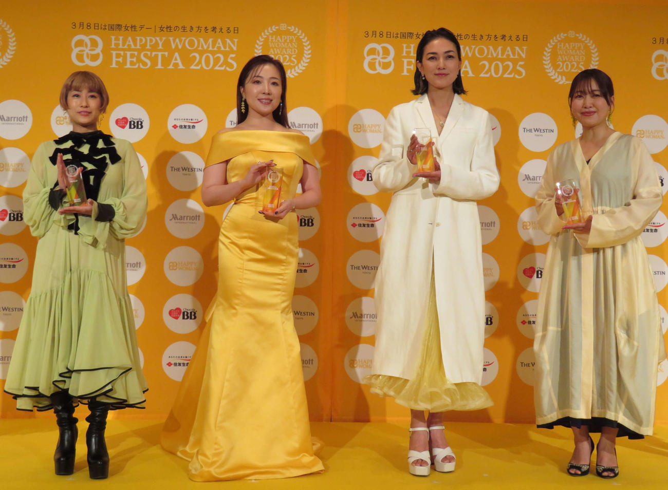 HAPPY WOMAN賞個人部門で表彰された、左からIMALU、平原綾香、板谷由夏、坂本美雨