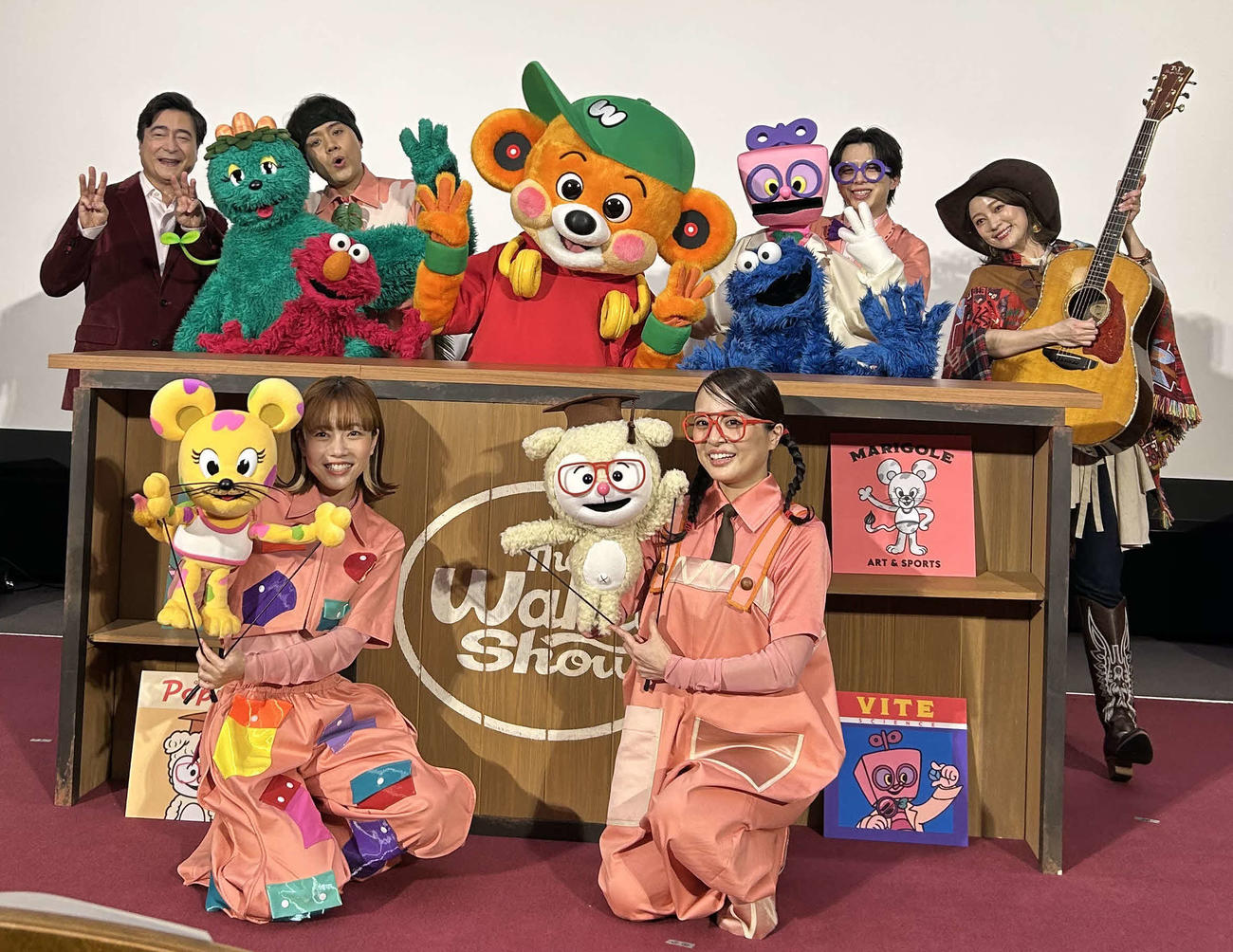NHKの新子ども向け番組「The Wakey Show～ザ・ウェイキー・ショウ～」に出演した、ジョン・カビラ（後列左端）とchay（同右端）ら