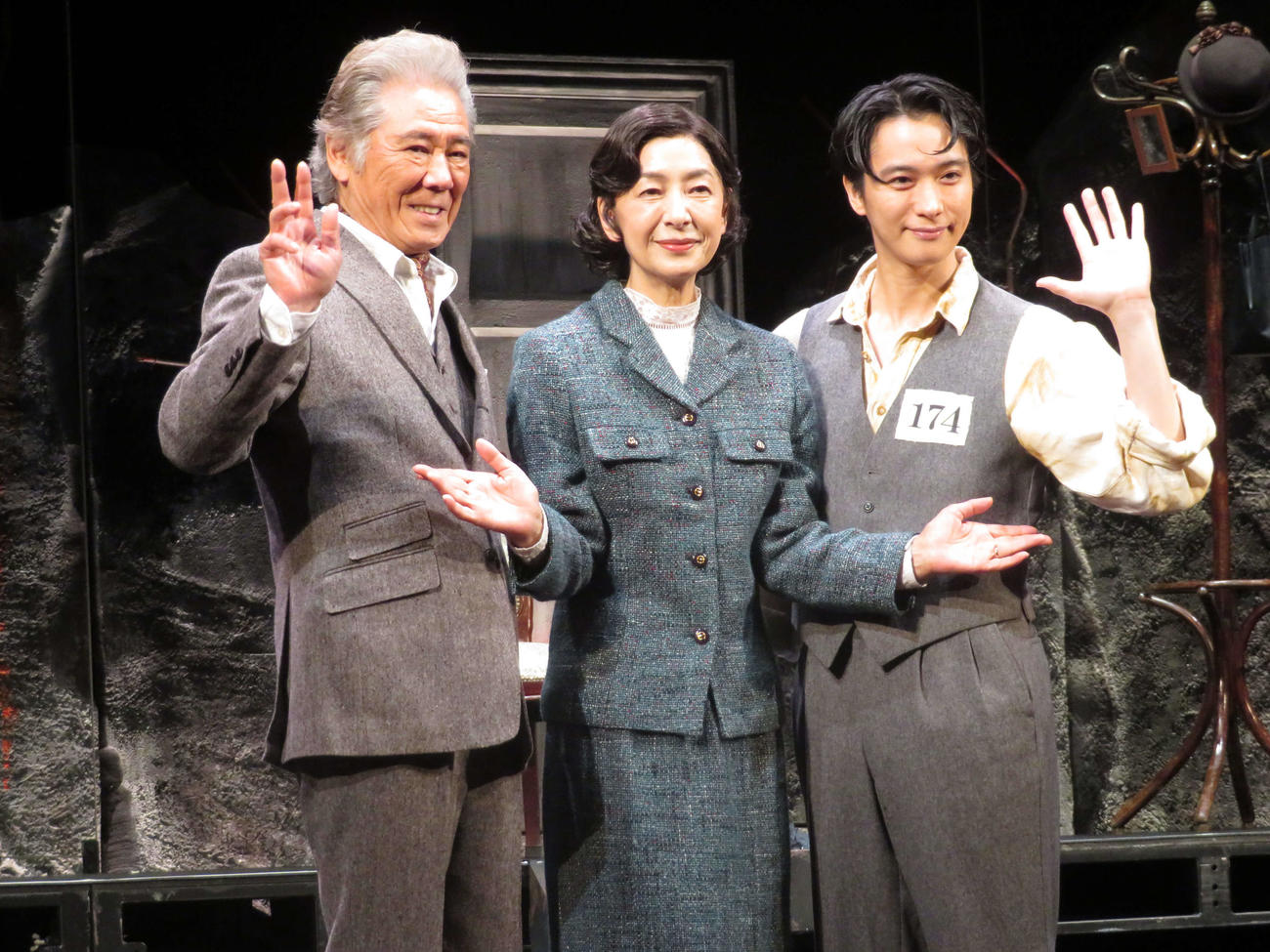 舞台「真夜中に起こった出来事」囲み取材に出席した左から西岡徳馬、高橋惠子、戸塚祥太