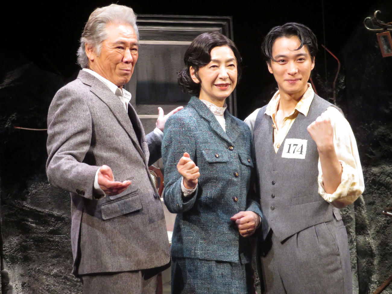 舞台「真夜中に起こった出来事」囲み取材に出席した左から西岡徳馬、高橋惠子、戸塚祥太