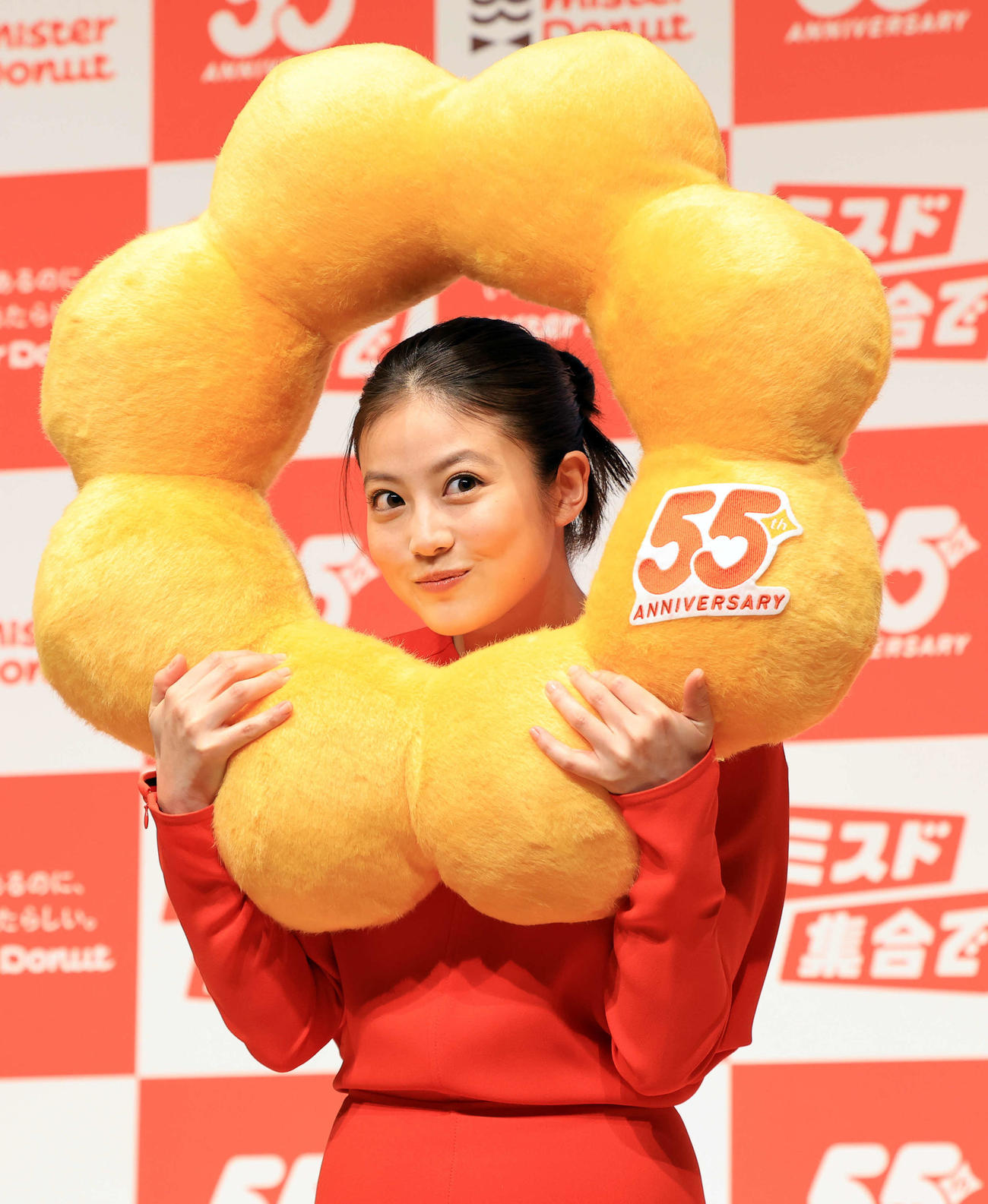 ミスタードーナツ「新ブランドスローガン＆新ブランドアンバサダー」発表会に登場した今田美桜はドーナツのクッションを贈られ笑顔（撮影・浅見桂子）