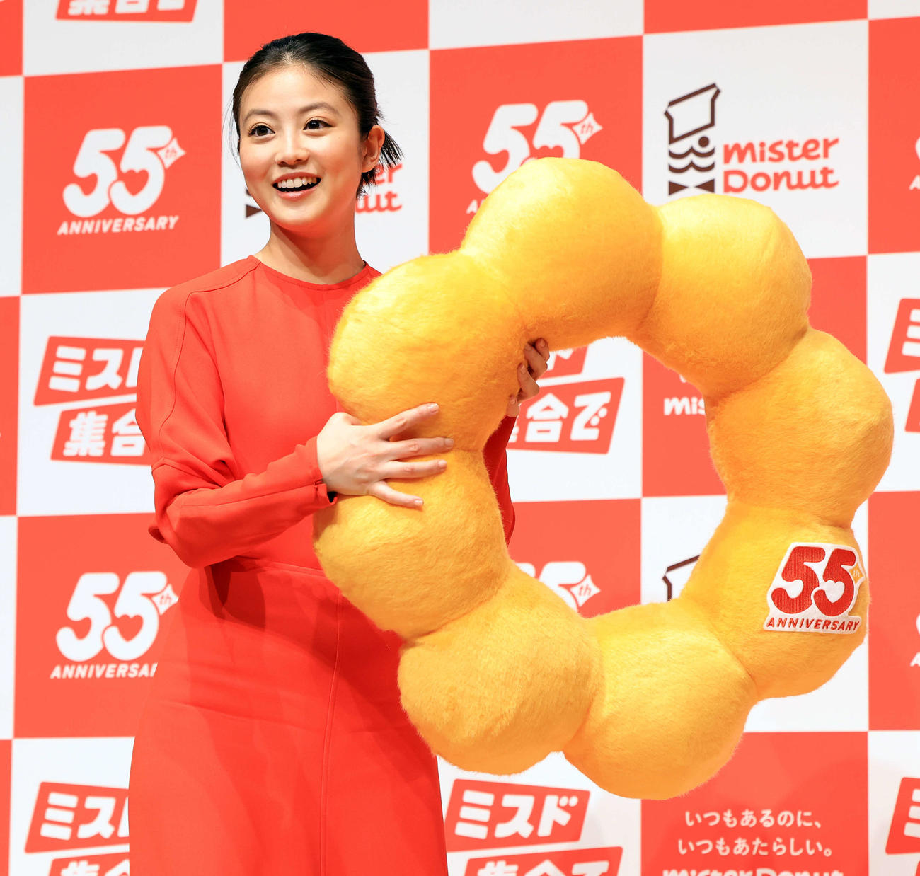 ミスタードーナツ「新ブランドスローガン＆新ブランドアンバサダー」発表会に登場した今田美桜はドーナツのクッションを贈られ笑顔（撮影・浅見桂子）