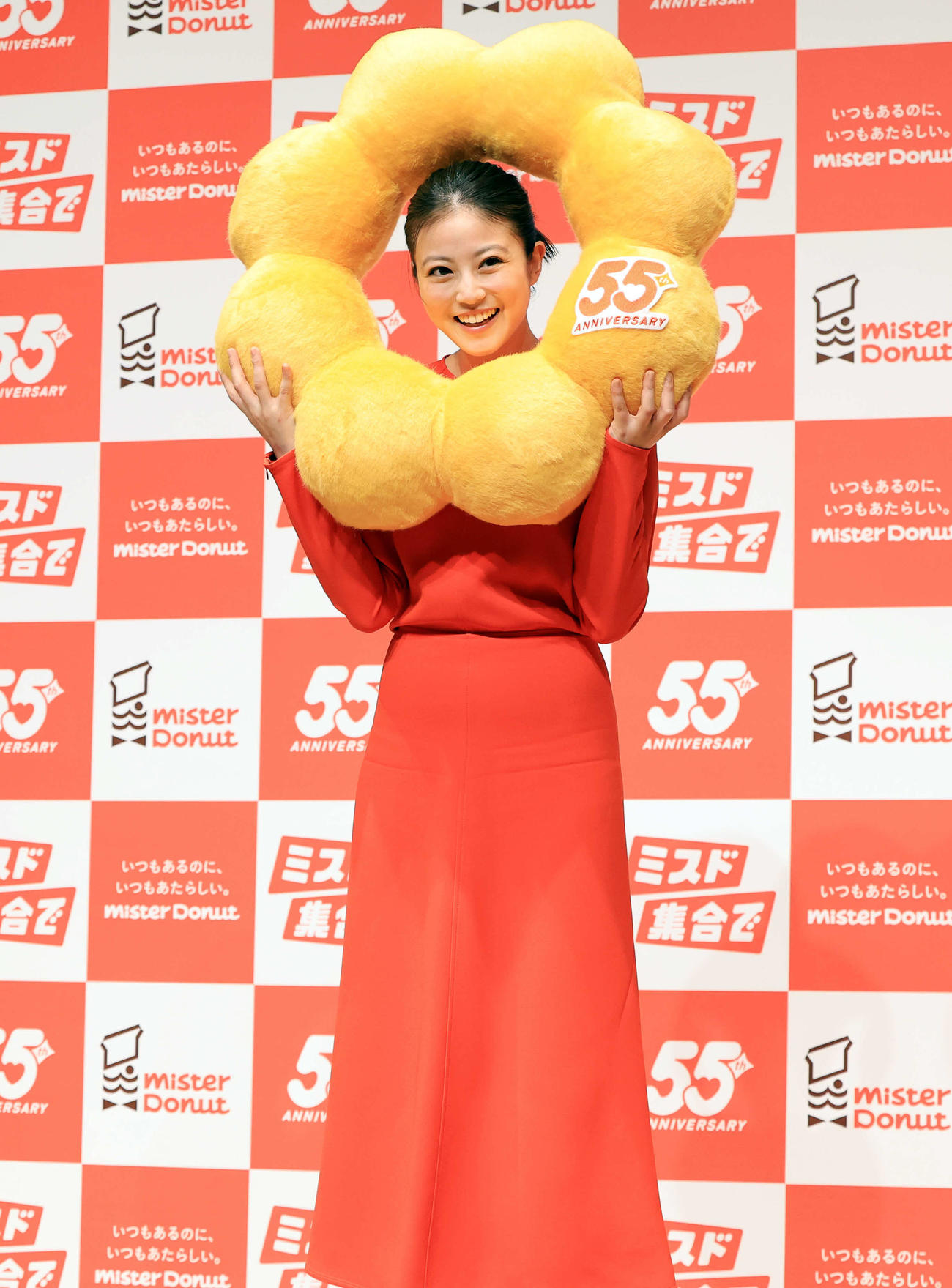 ミスタードーナツ「新ブランドスローガン＆新ブランドアンバサダー」発表会に登場した今田美桜はドーナツのクッションを贈られ笑顔（撮影・浅見桂子）