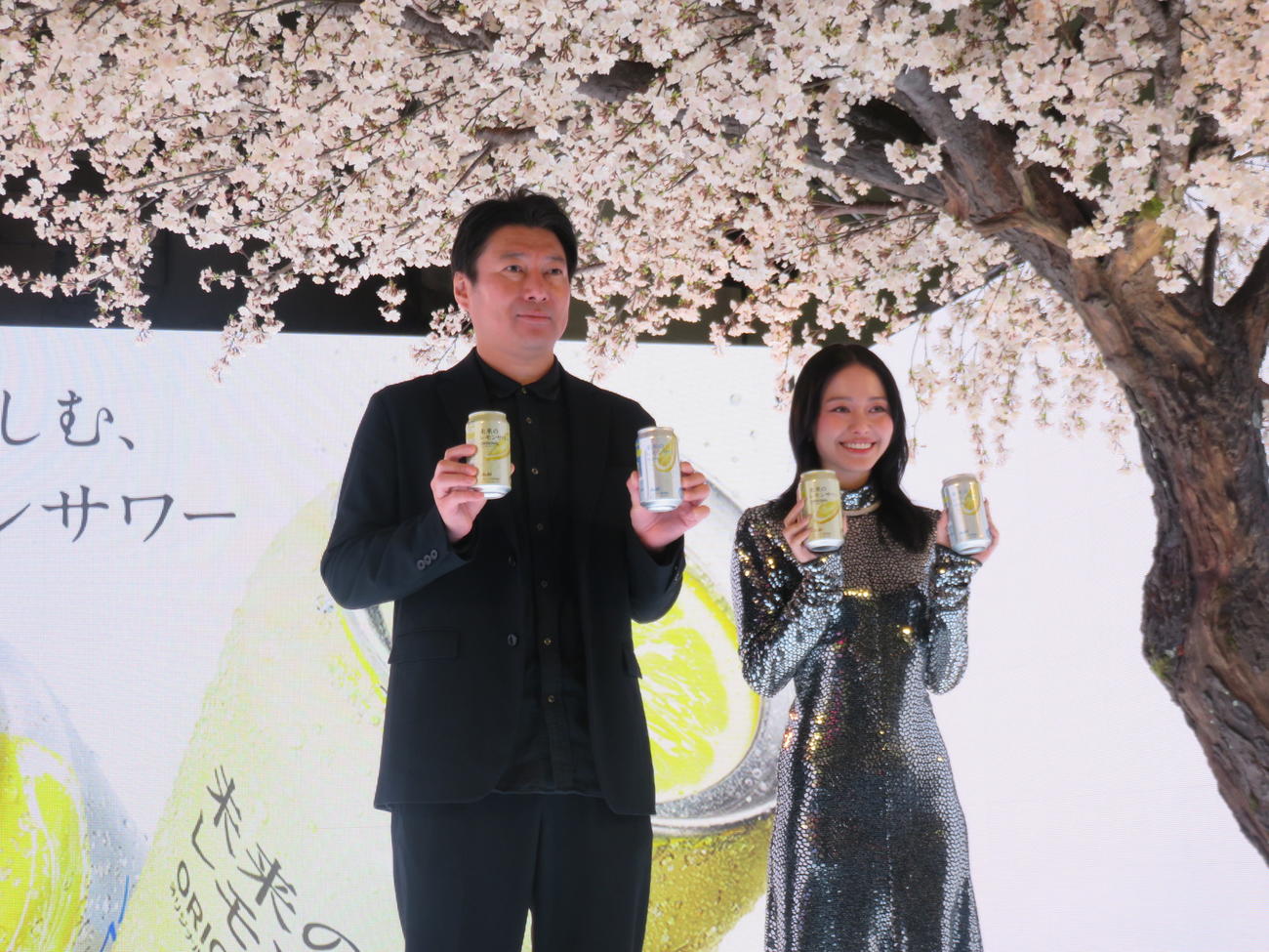 アサヒビールの西村壮一郎新ブランド開発部長（左）と山本舞香