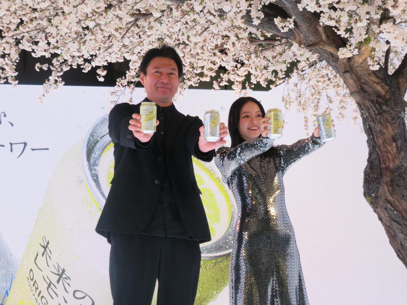 アサヒビールの西村壮一郎新ブランド開発部長（左）と山本舞香