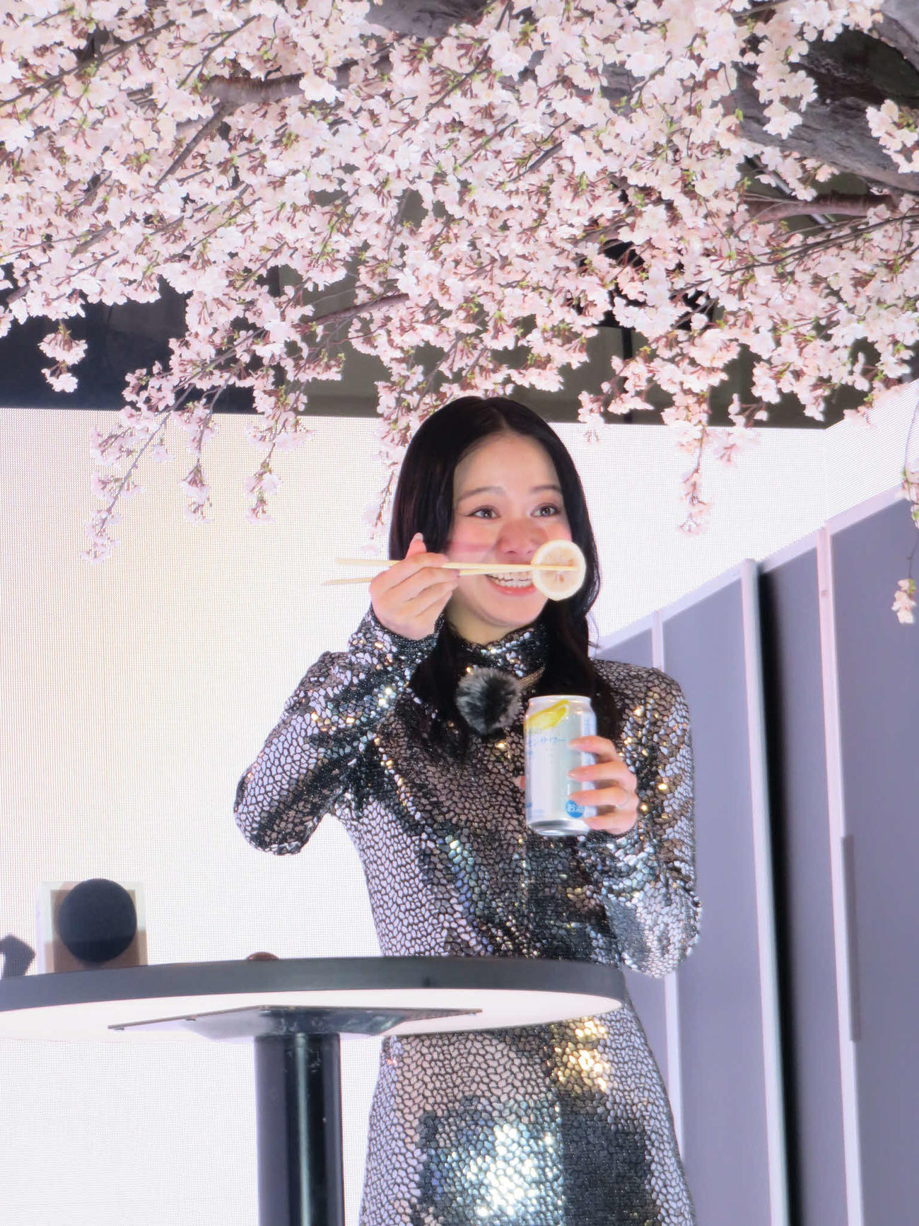 ふたを開けると浮かび上がるレモンスライスを箸でつまむ山本舞香