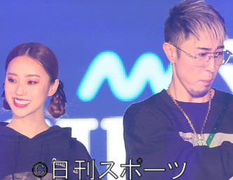 中町兄妹。右が兄の中町JP、左が妹の中町綾（2023年撮影）