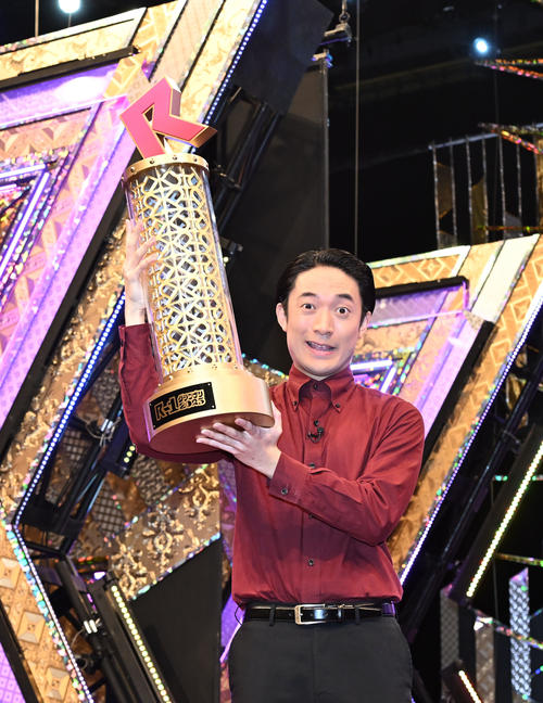 「R-1グランプリ2025」でファイナルステージを勝ち抜き優勝した友田オレ(撮影・千葉一成)