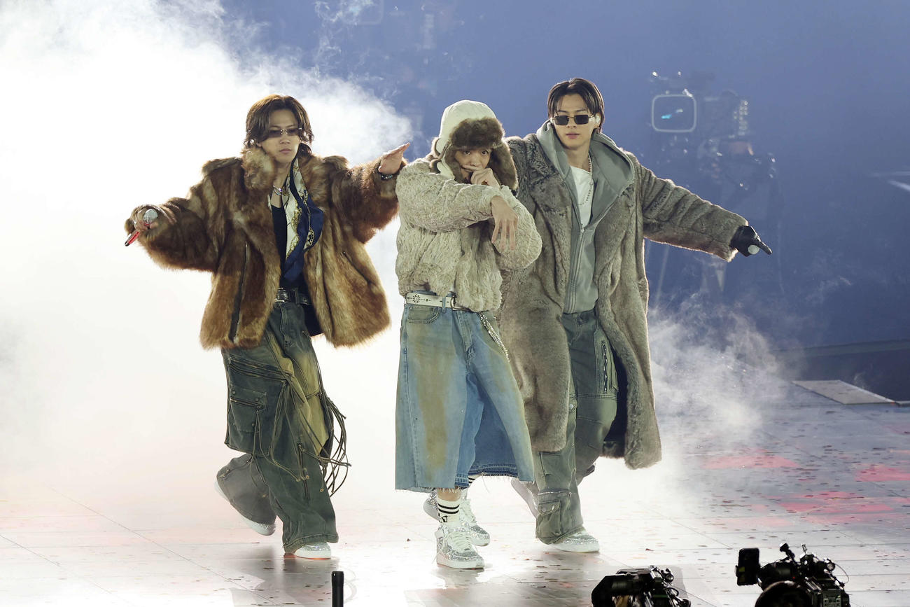 「to HEROes　～TOBE 2nd Super Live～」でパフォーマンスするNumber＿i、左から神宮寺勇太、岸勇太、平野紫耀（撮影・宮地輝）